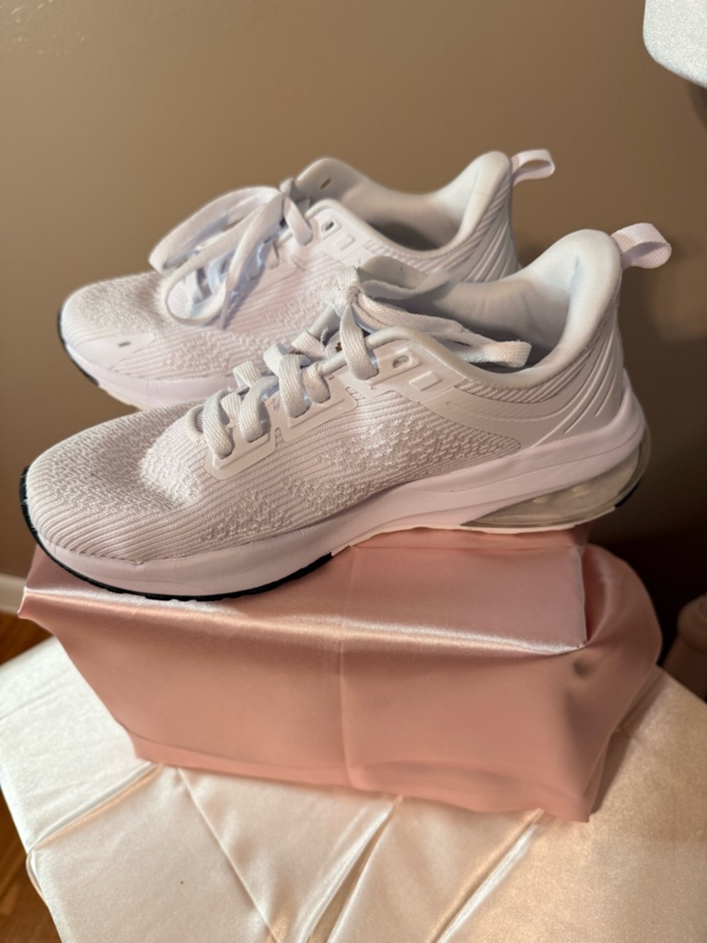 Avia Women’s Lightweight White Athletic Sneakers Size 7 excellent condition.